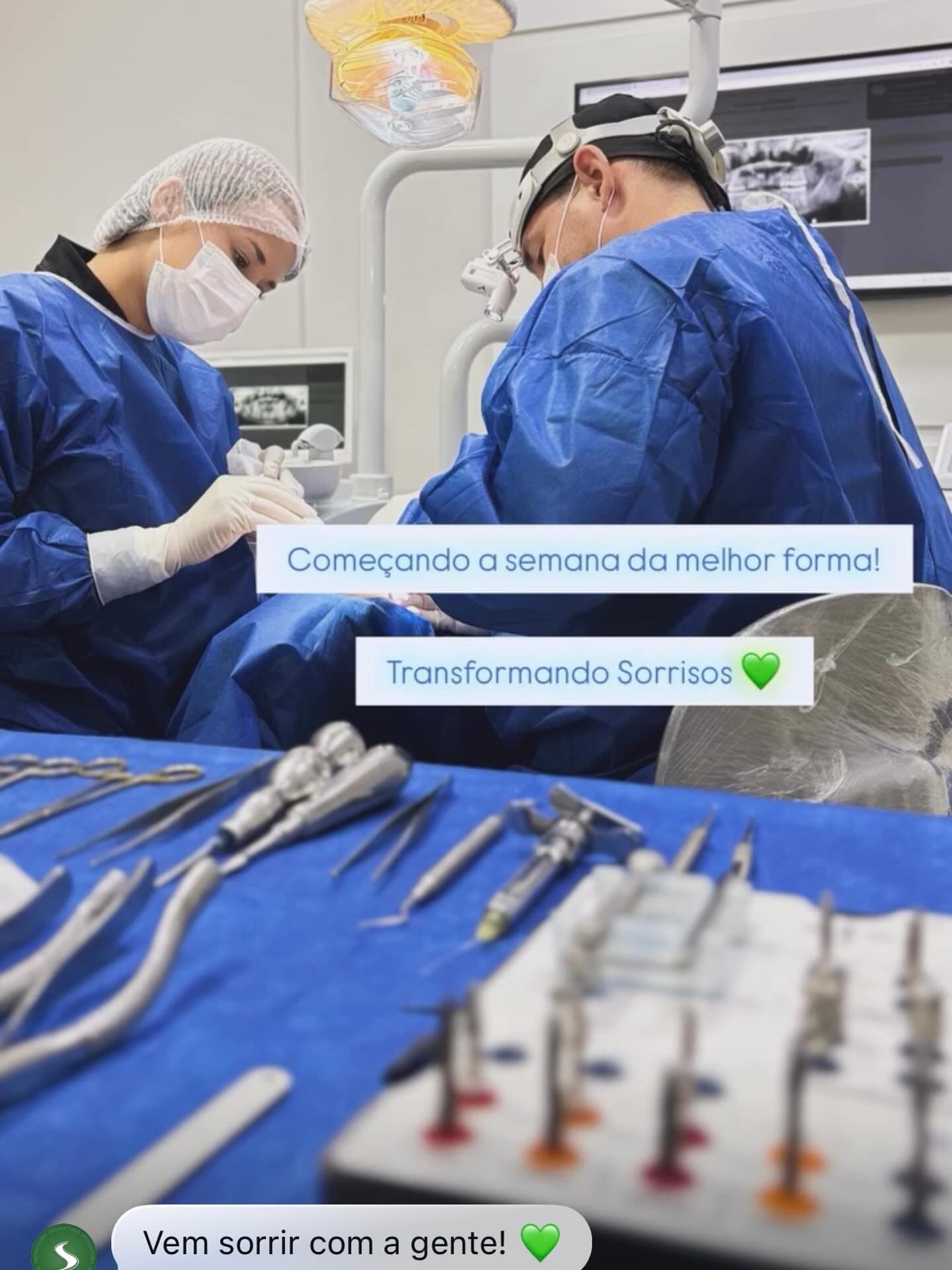 Paciente sorrindo após tratamento odontológico